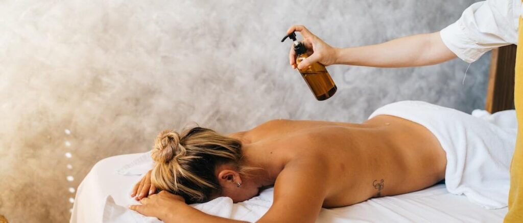 foto van een vrouw die een lekkere massage krijgt ter ontspanning