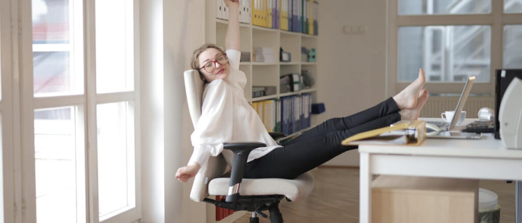 deze vrouw is heel blij met het artikel over de beste ergonomische bureaustoelen